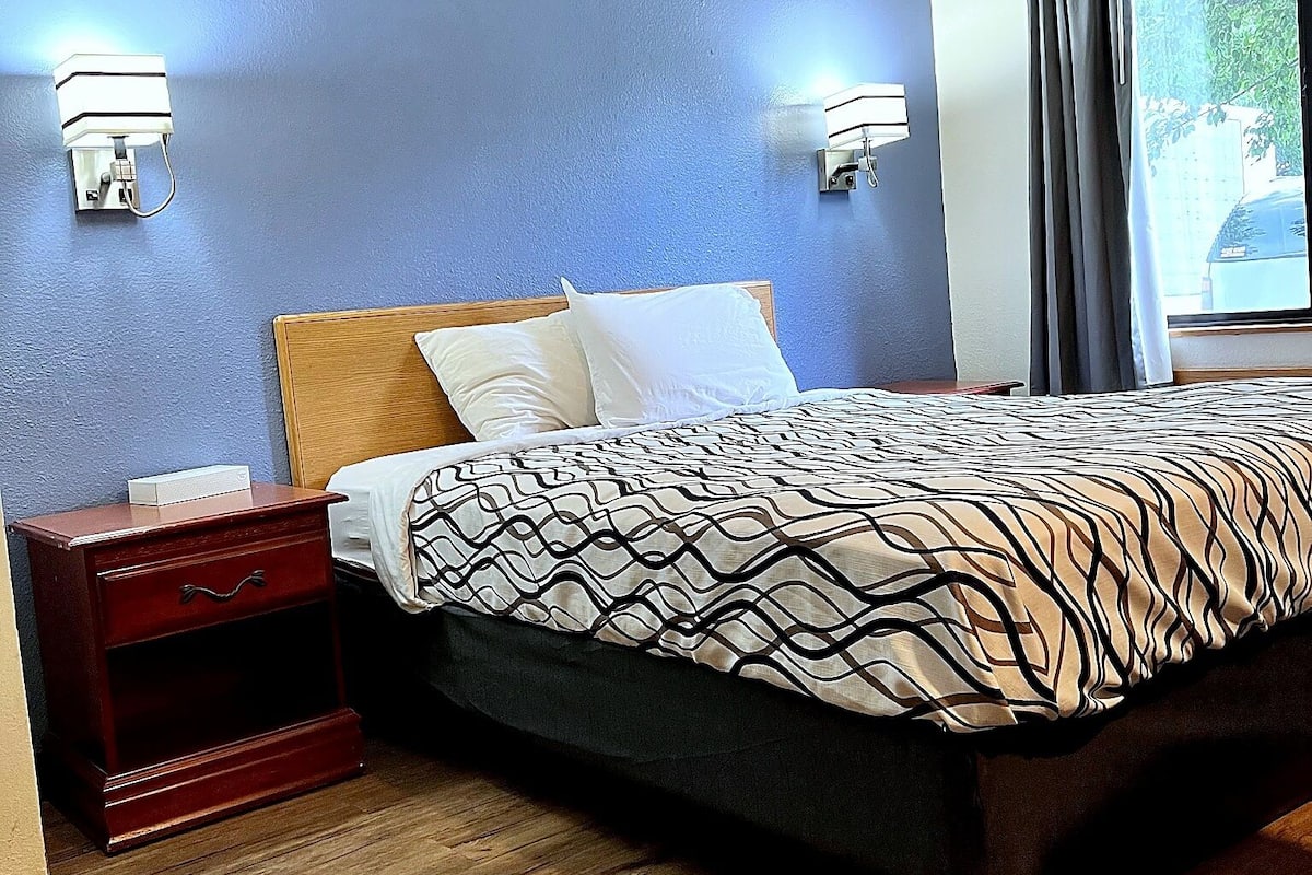 Chambre simple de base, 1 grand lit, non-fumeur | Fer et planche à repasser, accès au Wi-Fi (inclus), literie fournie