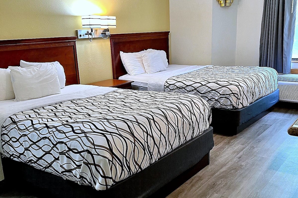 Chambre de base double, 2 grands lits, non-fumeur | Fer et planche à repasser, accès au Wi-Fi (inclus), literie fournie