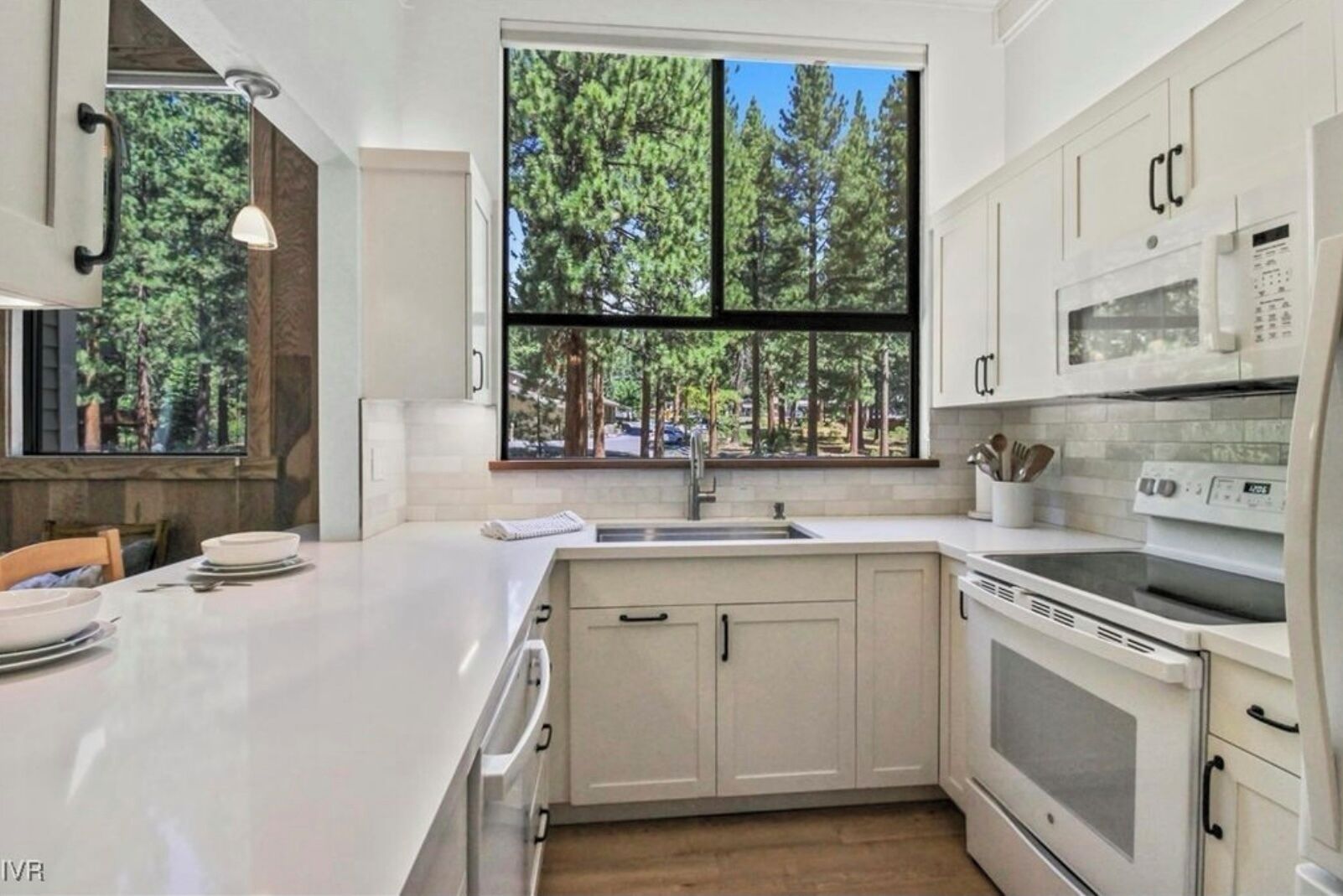 Mikrobølgeovn, ovn, kokeplater og oppvaskmaskin