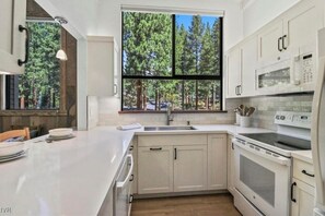 Micro-ondes, four, plaque de cuisson, lave-vaisselle