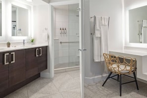 Haartrockner, Handtücher, Seife, Toilettenpapier