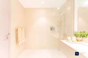 Shower, hair dryer, towels, soap - WabiSabi 2BR Stay Walk to ferrari & warner Bros (Abu Dhabi)