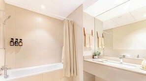 Shower, hair dryer, towels, soap - WabiSabi 2BR Stay Walk to ferrari & warner Bros (Abu Dhabi)