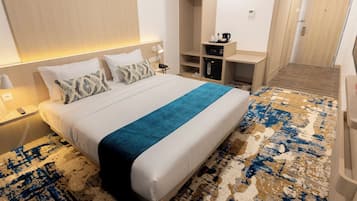 Deluxe Room, Pool View | Peti besi dalam bilik, meja, ruang kerja komputer riba