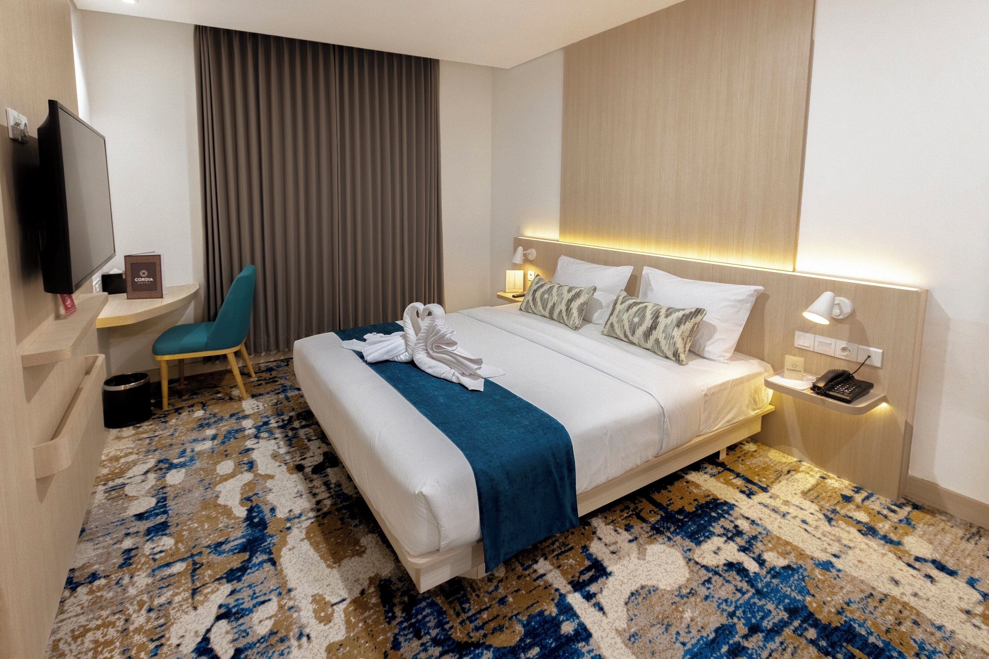 In-room safe, desk, laptop workspace