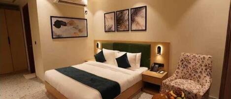 Escritorio, espacio para trabajar con laptop y wifi gratis