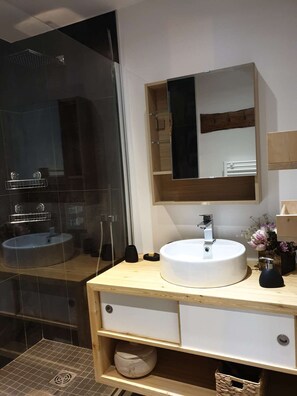 Douche, sèche-cheveux, papier toilette