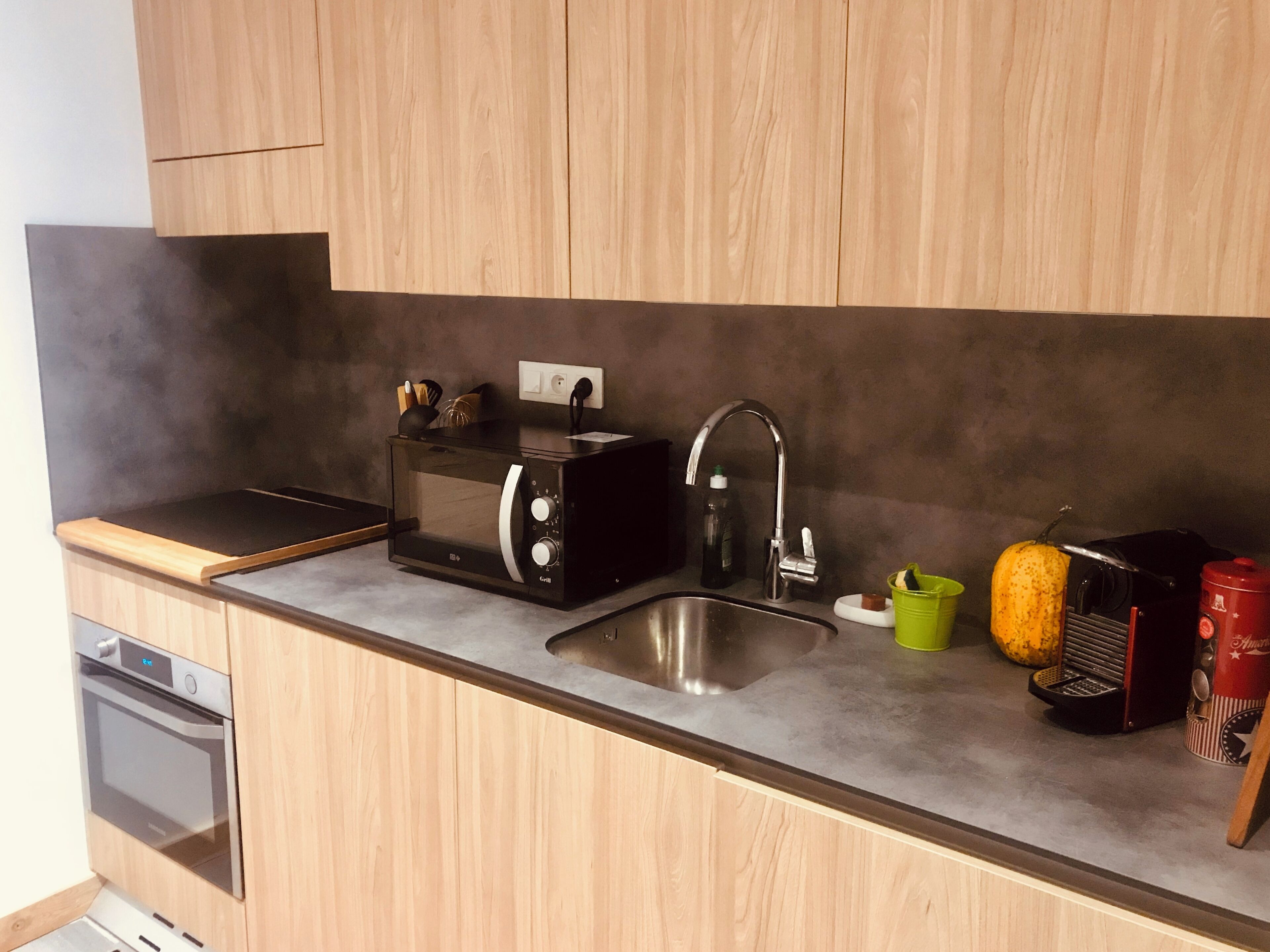 Een koelkast, een microgolfoven, een oven, een kookplaat