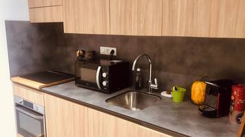 Een koelkast, een microgolfoven, een oven, een kookplaat