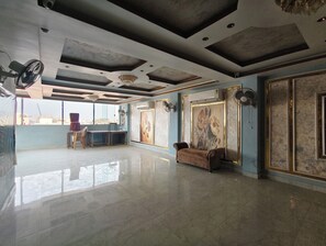 المنشأة من الداخل