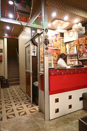 Lobby - Hotel Aditya (Varanasi)