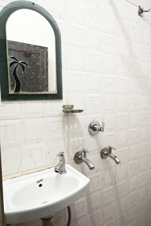 Double Bed Room | Badezimmer | Dusche, kostenlose Toilettenartikel, Seife, Shampoo