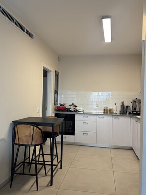 Microwave, oven, stovetop - Perfect 2-bedroom apartment with AC in Neve Shamir, Bet Shemesh (Beit Shemesh)