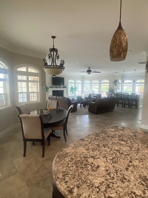 Interior - "FORE" King Suites (Mesquite)