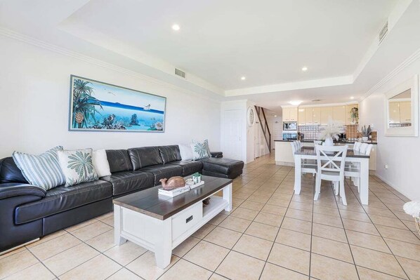 Living area - Ocean Fairways Getaway (Bundaberg)