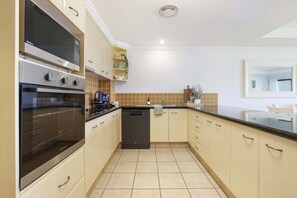 Private kitchen - Ocean Fairways Getaway (Bundaberg)