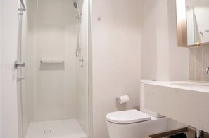 Sèche-cheveux, serviettes fournies, savon, papier toilette