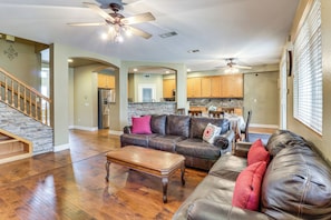 Televisión, chimenea, futbolito, libros