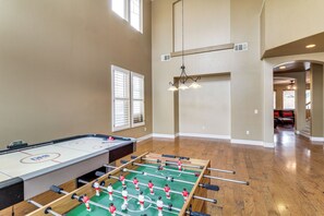 Games room - Pool, Patio & Games! Suburban Home in Palmdale (Palmdale)