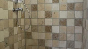 Douche, sèche-cheveux, serviettes fournies, savon