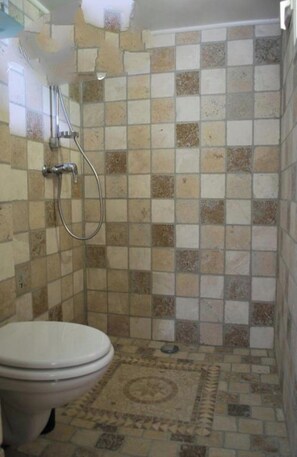 Douche, sèche-cheveux, serviettes fournies, savon