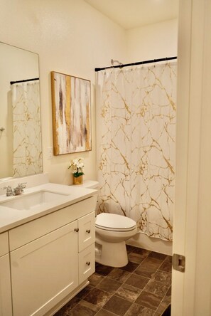 Shower, hair dryer, towels, soap - Spacious family friendly 4-bedroom house for monthly stays (Menifee)