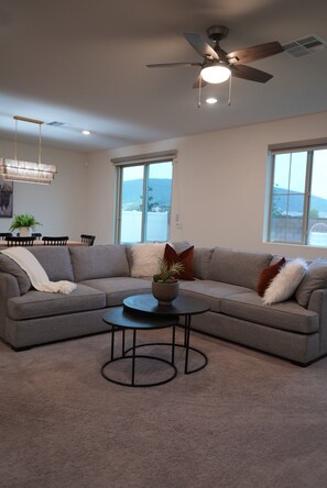 Living area - Spacious family friendly 4-bedroom house for monthly stays (Menifee)