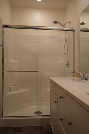 Shower, hair dryer, towels, soap - Spacious family friendly 4-bedroom house for monthly stays (Menifee)