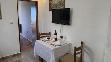 Departamento familiar, varias habitaciones (Amalija Sea View Apartment 3) | Sala de estar | Televisión de pantalla plana de 21 pulgadas con canales vía satélite