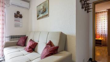 Familienapartment, Mehrere Schlafzimmer (Amalija Sea View Apartment 1) | Wohnbereich