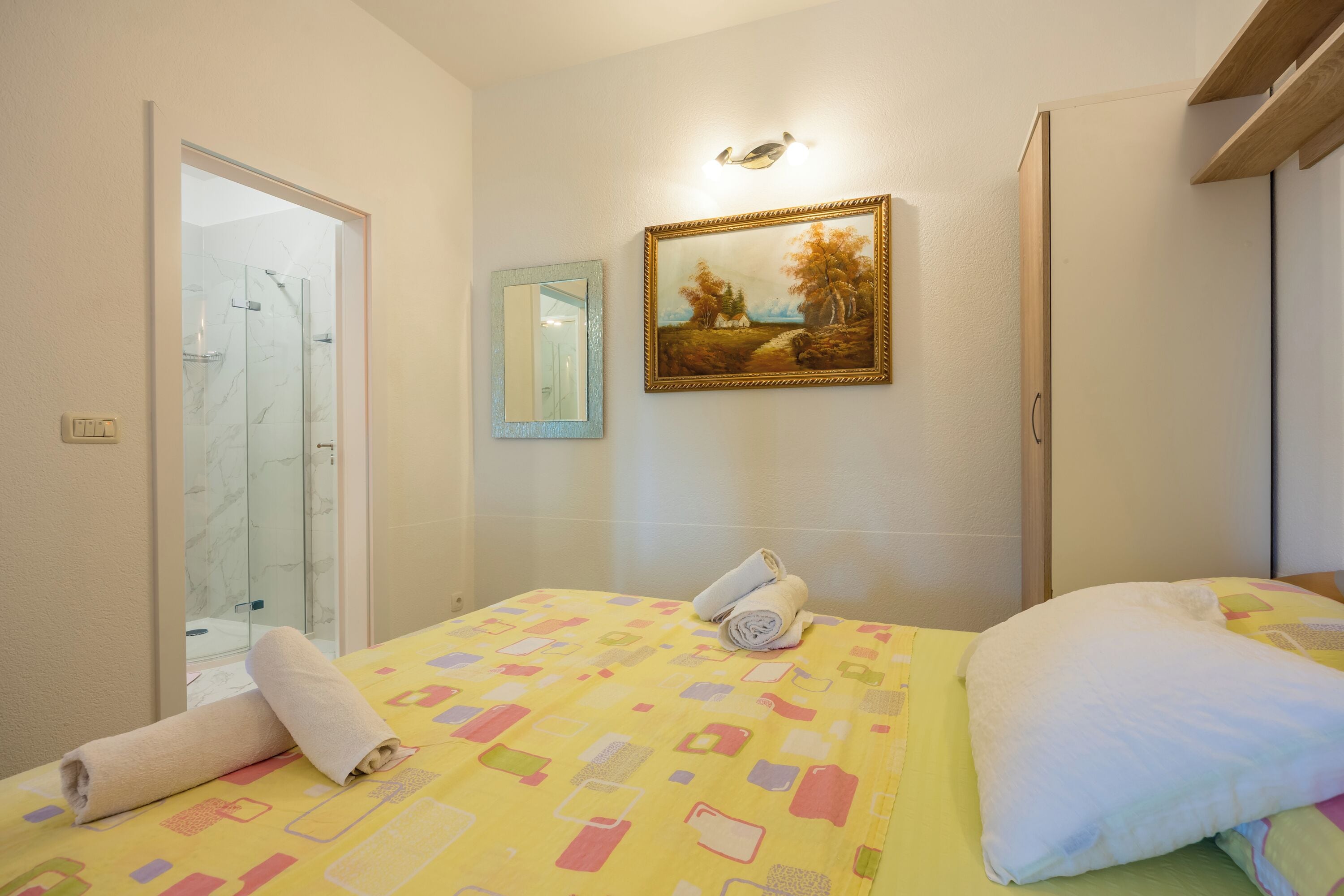 شقة عائلية - عدة غرف نوم (Amalija Sea View Apartment 4) | 1 غرفة نوم وواي فاي مجانًا وملاءات أسرّة