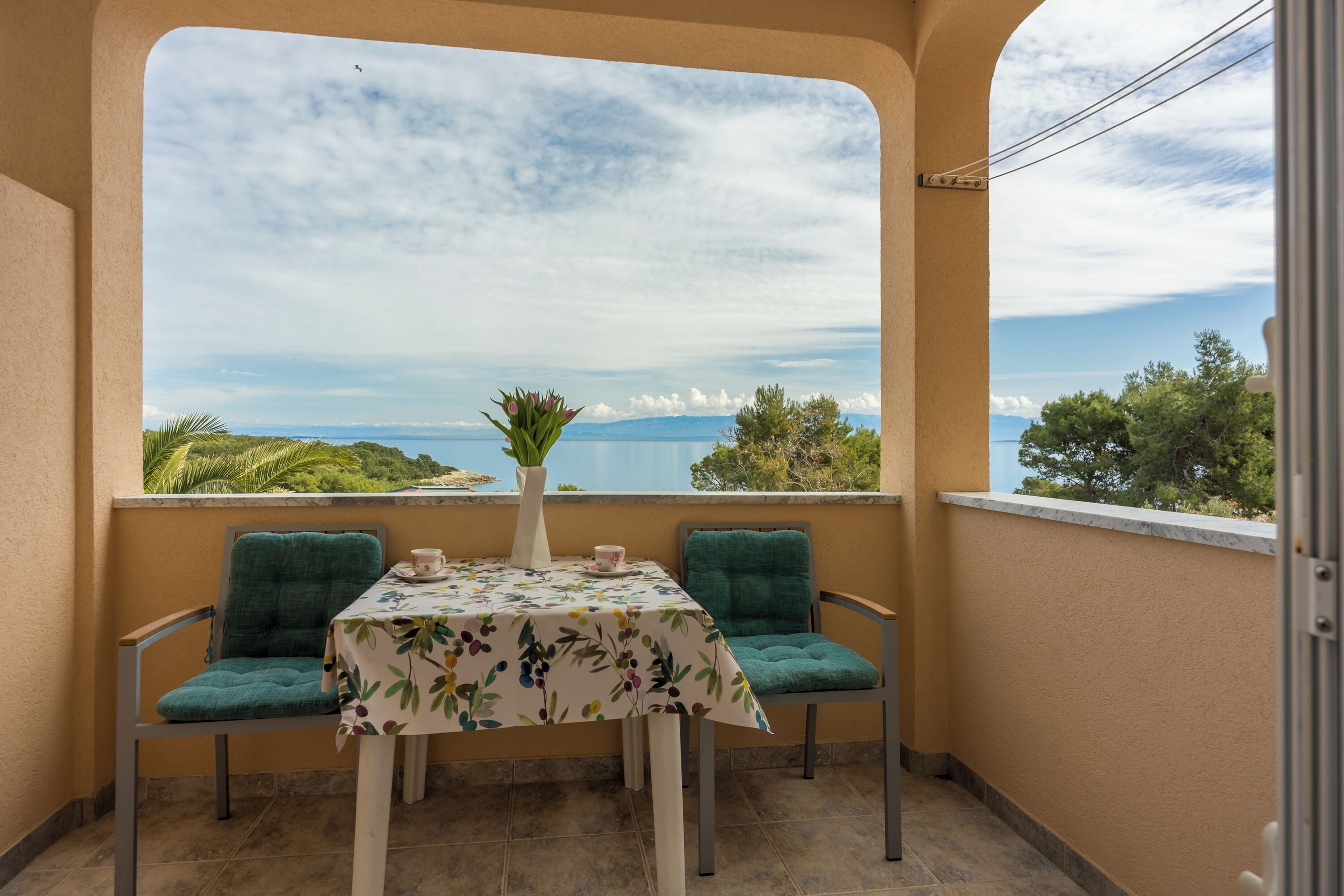 Familienapartment, Mehrere Schlafzimmer (Amalija Sea View Apartment 2) | Speisen im Freien
