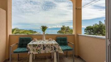 Familienapartment, Mehrere Schlafzimmer (Amalija Sea View Apartment 2) | Speisen im Freien