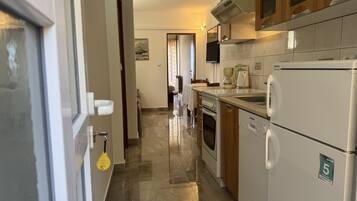 Departamento familiar, varias habitaciones (Amalija Sea View Apartment 3) | Cocina privada | Refrigerador, microondas, horno y parrilla de estufa