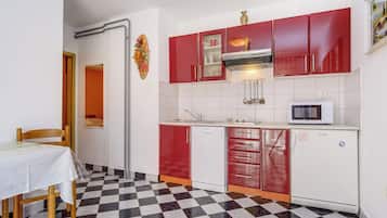 Appartamento familiare, camere multiple (Amalija Sea View Apartment 1) | Cucina privata | Frigorifero, microonde, forno, piano cottura