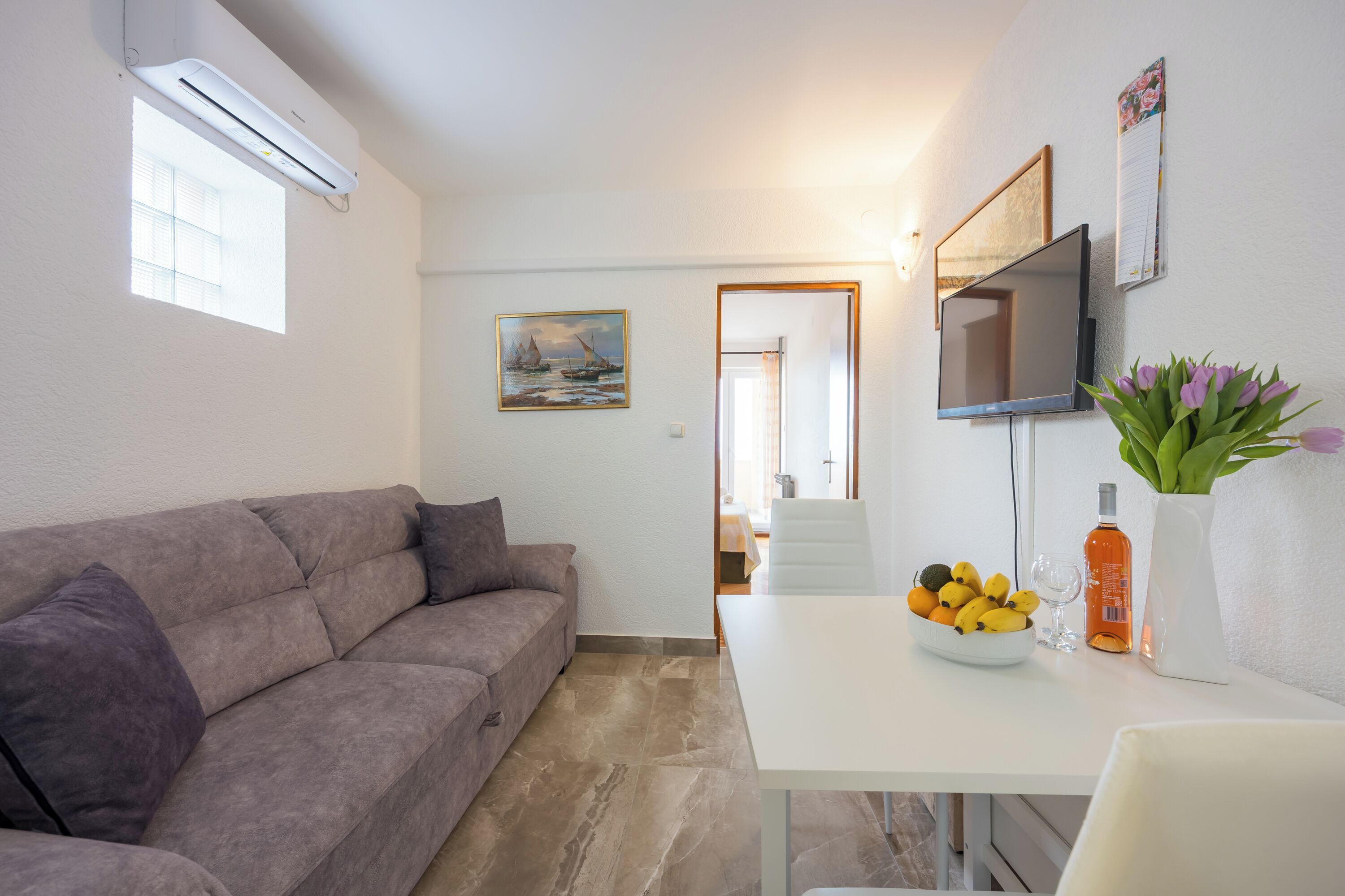 Căn hộ dành cho gia đình, nhiều phòng ngủ (Amalija Sea View Apartment 3) | Khu phòng khách | TV màn hình phẳng 21-inch có truyền hình vệ tinh 