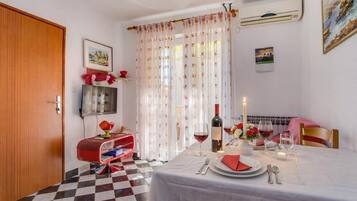 Familienapartment, Mehrere Schlafzimmer (Amalija Sea View Apartment 1) | Speisen