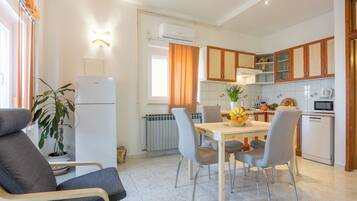 Family Apartment, Multiple Bedrooms (Amalija Sea View Apartment 4) | Dining