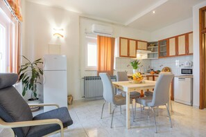 Apartament familiar, diversos dormitoris (Amalija Sea View Apartment 4) | Servei de restauració