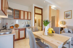 อพาร์ทเมนท์สำหรับครอบครัว, หลายห้องนอน (Amalija Sea View Apartment 4) | ครัวส่วนตัว | ตู้เย็น, ไมโครเวฟ, เตาอบ, เตาประกอบอาหาร