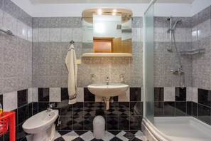 Apartament familiar, diversos dormitoris (Amalija Sea View Apartment 1) | Bany | Dutxa, tovalloles, sabó i xampú 