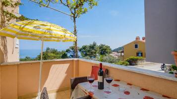 Familieleilighet, flere soverom (Amalija Sea View Apartment 1) | Utendørsservering