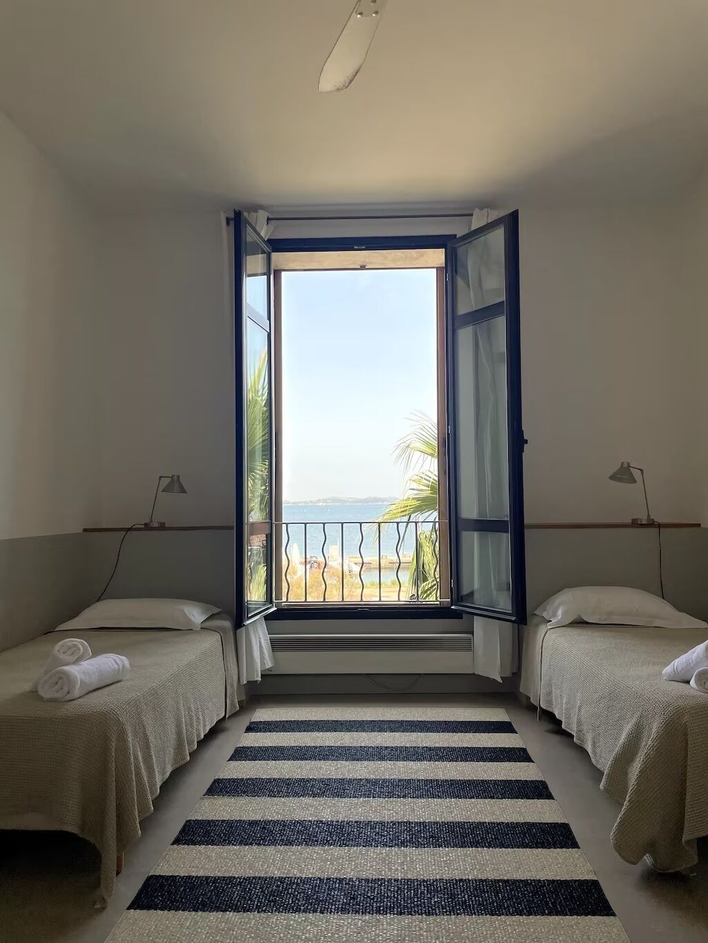 Silitysrauta/-lauta, Wi-Fi, vuodevaatteet