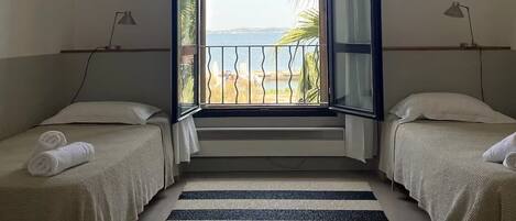 Silitysrauta/-lauta, Wi-Fi, vuodevaatteet