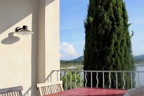 Outdoor dining - magnificent 2 bedrooms with sea and salt marsh views (Porto-Vecchio)