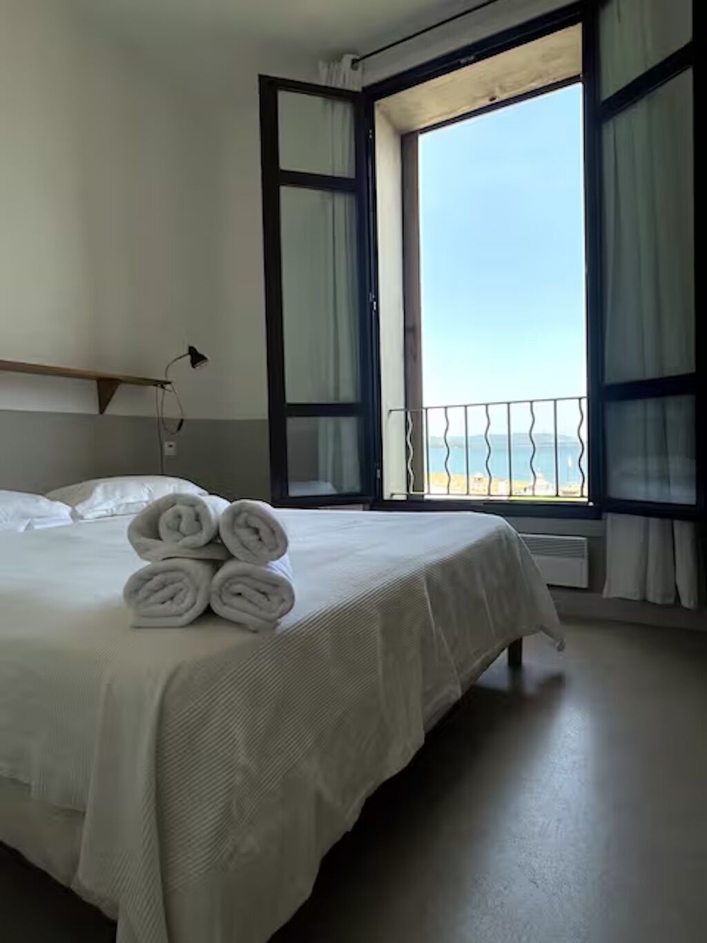 Tabla de planchar con plancha, wifi y ropa de cama 