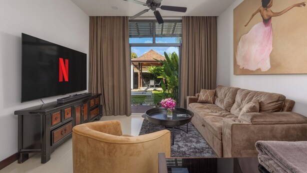 Villa Confort, 2 chambres, vue sur la piscine | Aire de séjour | Téléviseur