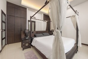Villa Confort, 2 chambres, vue piscine | Coffres-forts dans les chambres, fer et planche à repasser