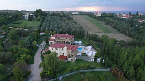 Semidetached villa with a large garden, perfect for relaxing moments by the pool