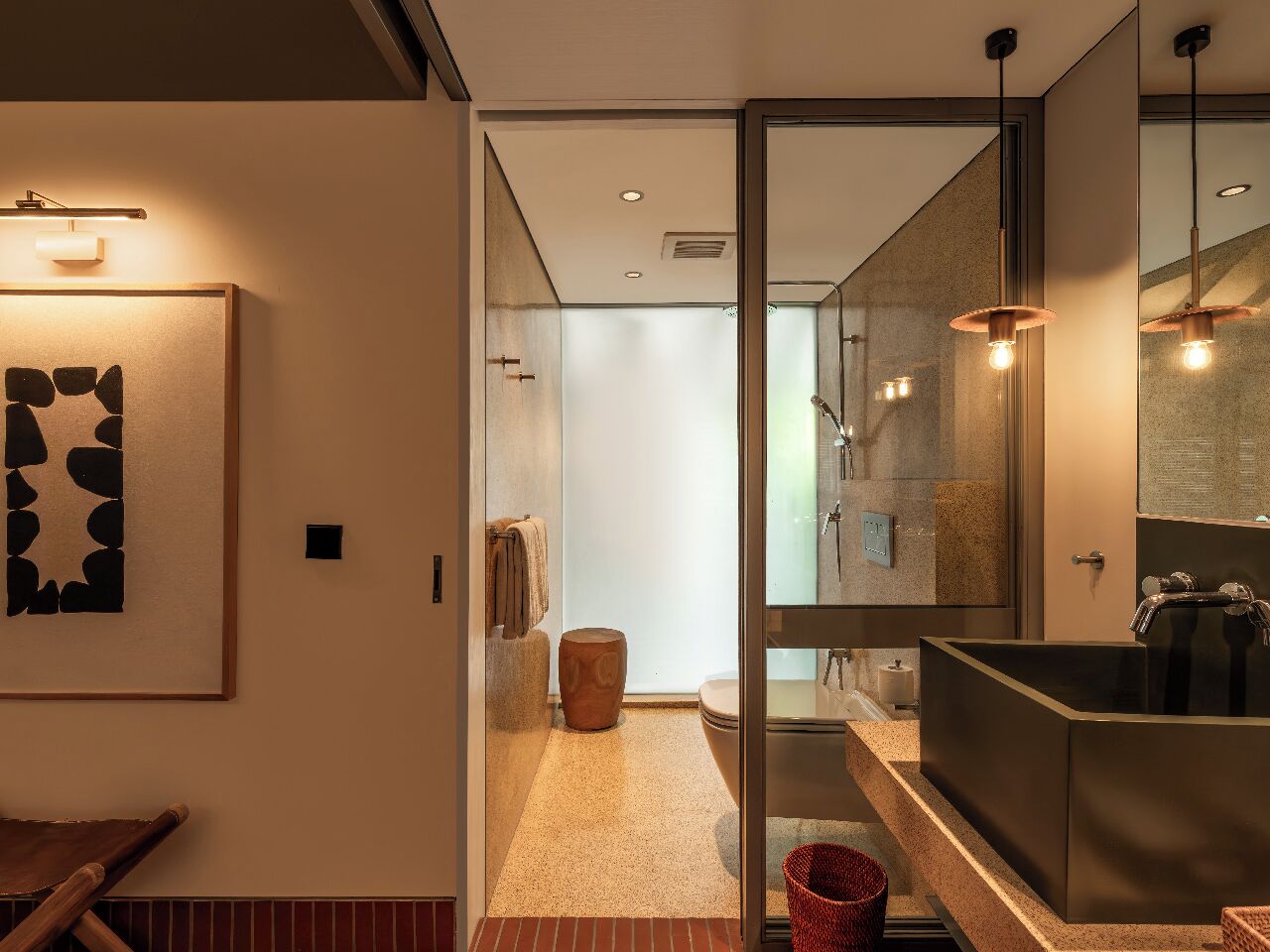 Bañera y ducha independientes, pantuflas, toallas, jabón